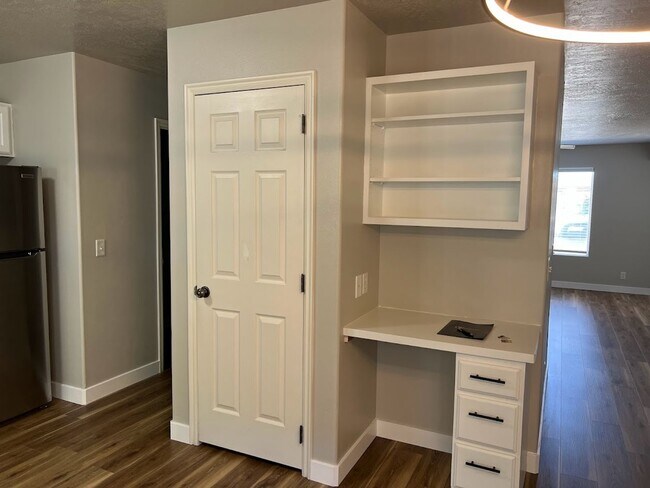 Building Photo - Newly Remodeled Throughout!