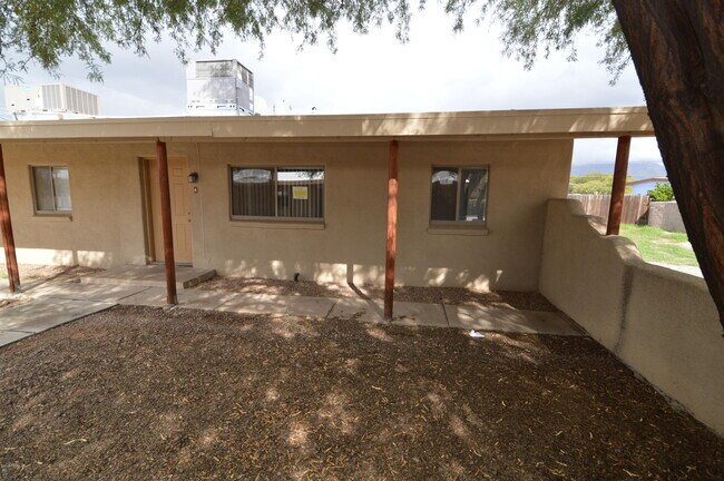 Building Photo - 2610 N Dodge Blvd