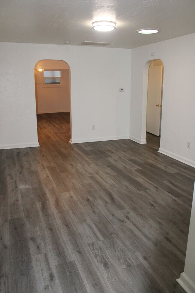 Foto del edificio - 2 Bedroom, 1 Bathroom Single Story House in Antioch with Garage and Side Yard Access
