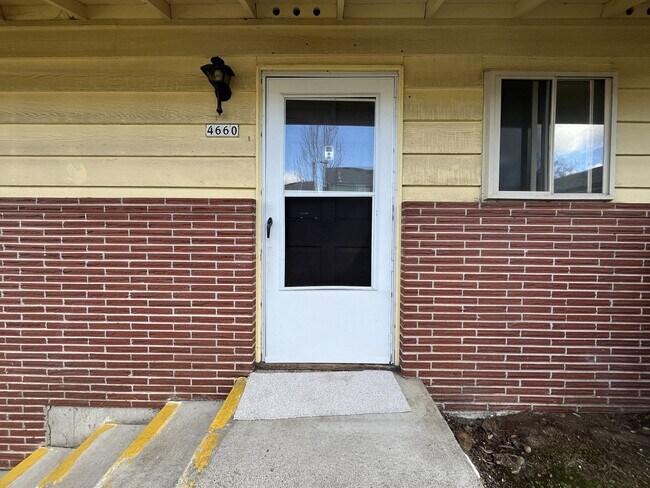 Foto del edificio - Spacious 3 Bedroom with Bonus Living Area, Patio & Built in Fireplace