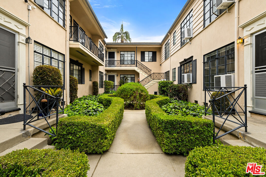 Building Photo - 9216 Beverly Blvd