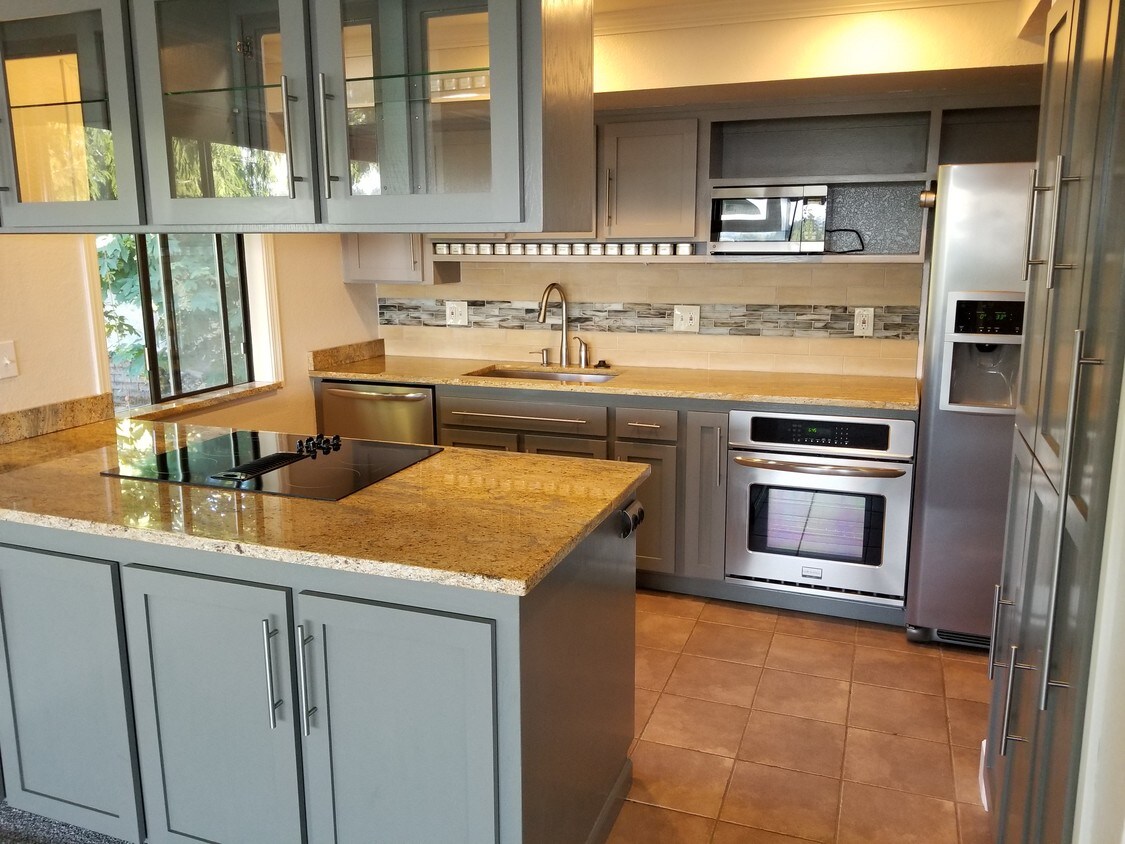 317 Kennebeck Ave S, Kent, WA 98030 Condo for Rent in Kent, WA