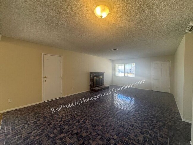 Foto del edificio - Large Lot 4 + 2 in Lake Los Angeles