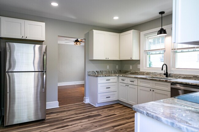 Photo - 63 8th St SE House