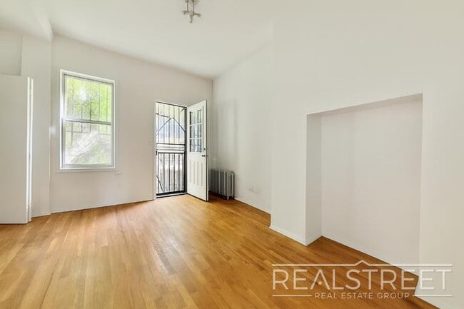 Building Photo - Charming 2 Bedroom with a Large Private Ba...