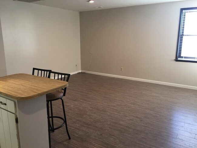 Living Room - 10102 N Fairview Rd