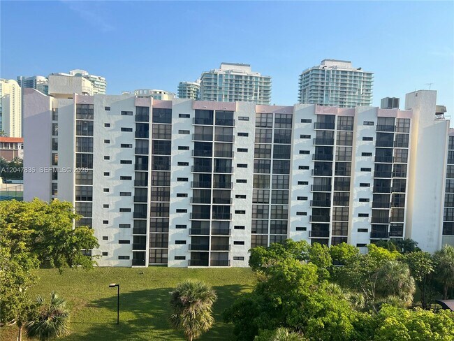 Foto del edificio - 17011 N Bay Rd