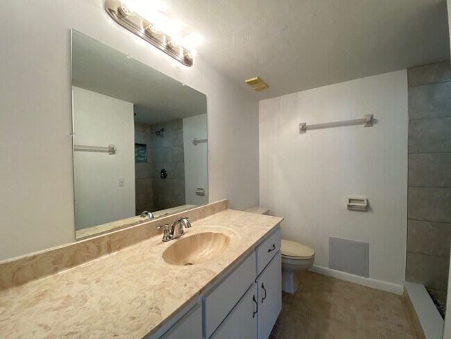 Foto del edificio - ANNUAL RENTAL - 2 Bed / 2 Bath CONDO IN PINE HAVEN