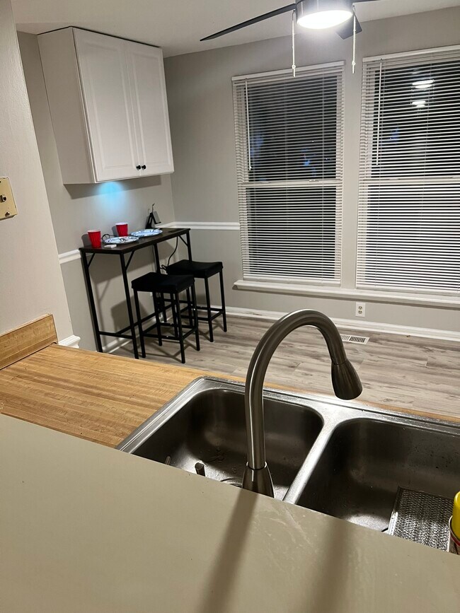Foto del edificio - 7272 Shellburne Dr