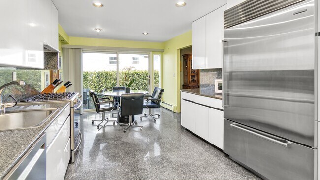 Building Photo - 20 Rockland Dr