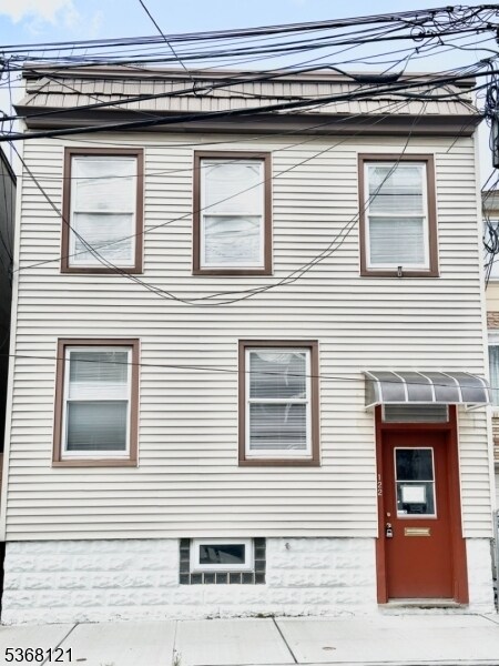 Primary Photo - 122 Cross St