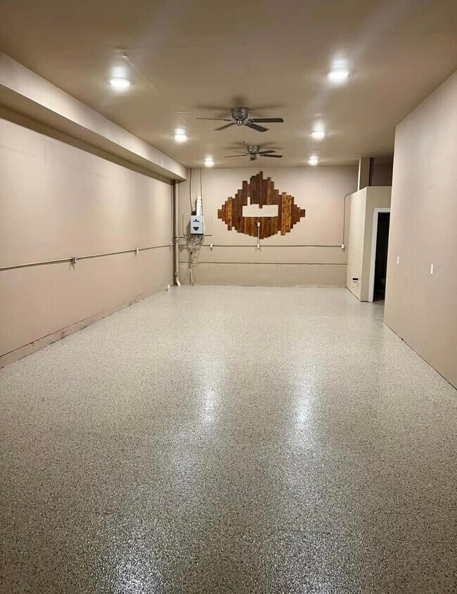 Foto del edificio - Fort Cedar Garage B5