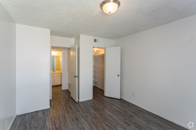 2BR, 2BA - 947 SF - Midwest Pointe Apartments