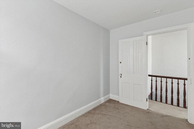 Building Photo - 448 Roxborough Ave