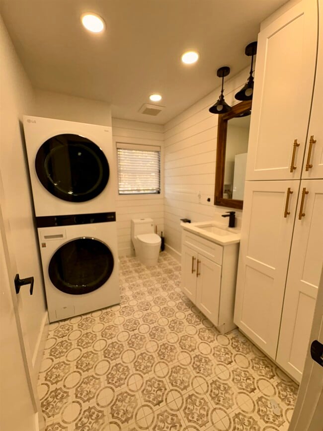 Building Photo - 17 Zabriskie St