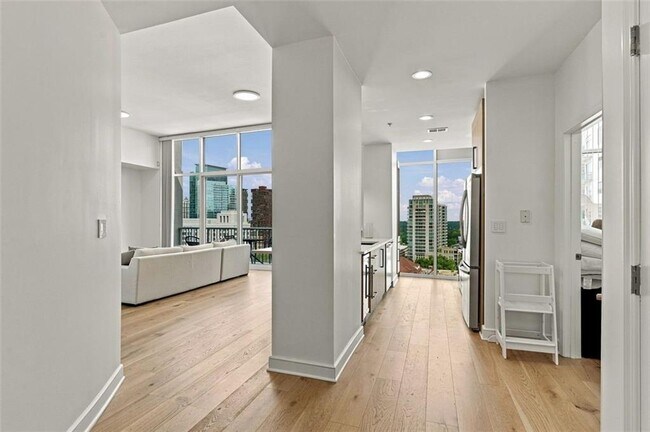 Foto del edificio - 950 W Peachtree St NW