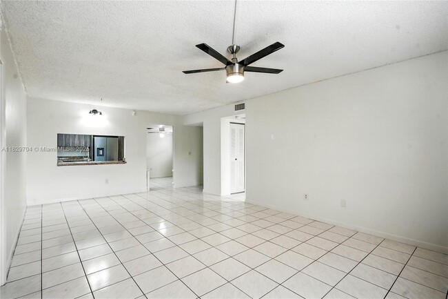 Foto del edificio - 9802 Hammocks Blvd