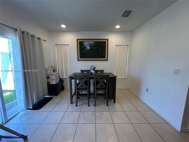 Building Photo - 1611 SE 31st Ct