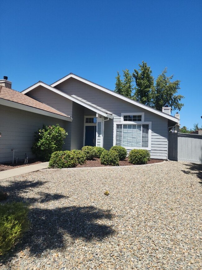 Building Photo - Antelope Single Story, - 3 bedroom, 2 bath - Separate Living Room, Family Room w/fireplace  Low M...