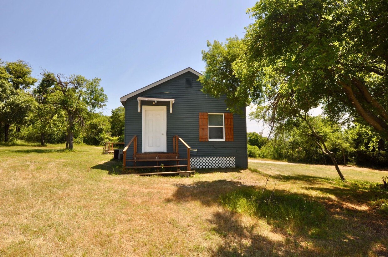 Foto principal - FOR LEASE - 1 BR - 1 BA Frame Home on Larg...