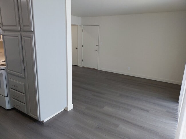 Building Photo - 1100 Ranchero Way