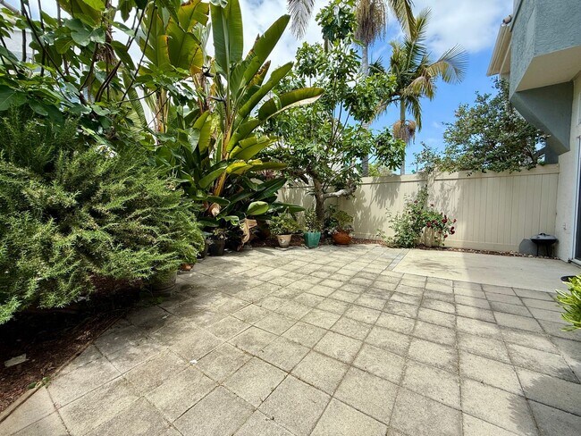 Foto del edificio - Spacious 3 Bedroom 2.5 Bath Townhouse with Private Garden Patio & a Community Pool/Spa! Attached ...