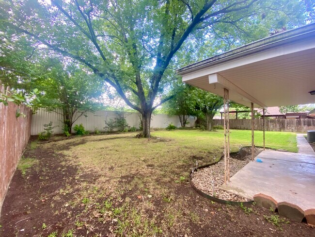 Foto del edificio - 815 S Roy Reynolds Dr