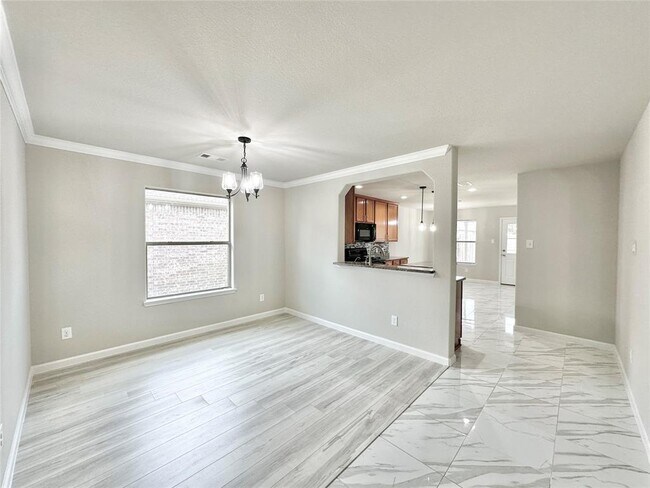 Foto del edificio - 8018 Clover Leaf Dr