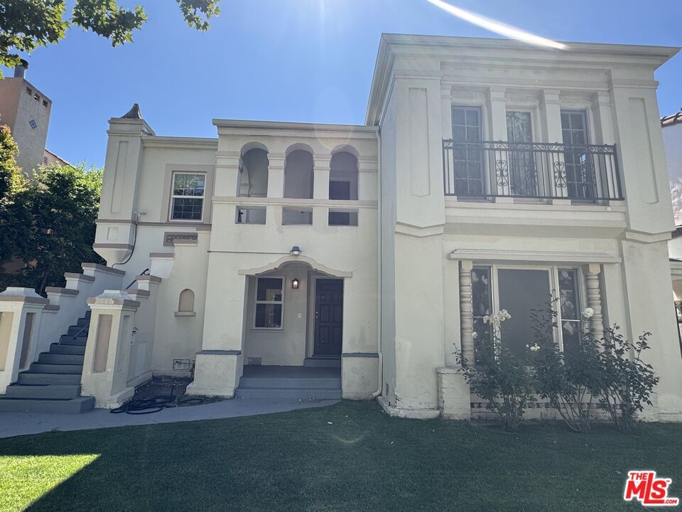 Foto principal - 211 S Arnaz Dr