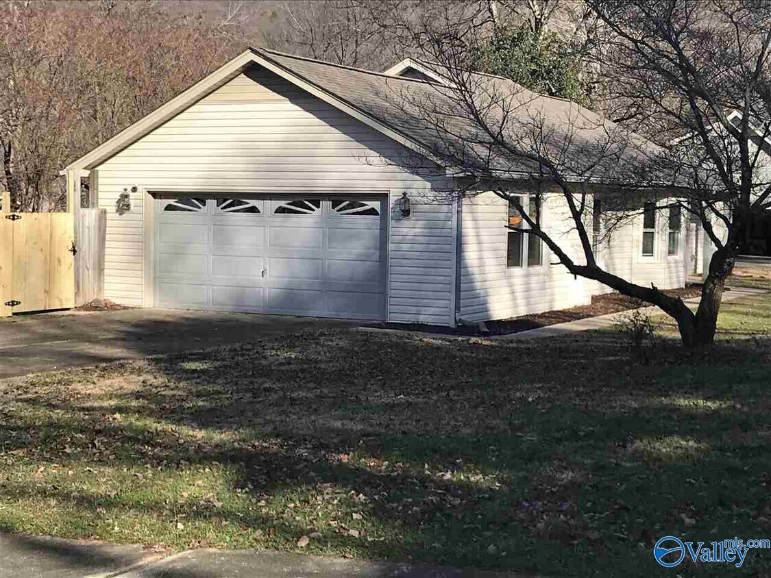 Foto principal - 1305 Chimney Springs Dr SE