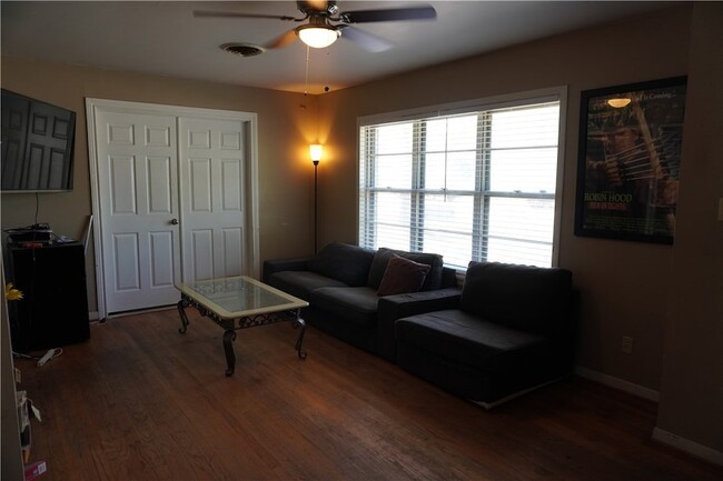 Building Photo - 407 W Brookside Dr