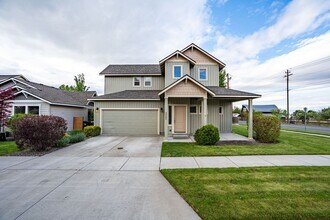 Building Photo - 3062 NE Red Oak Dr