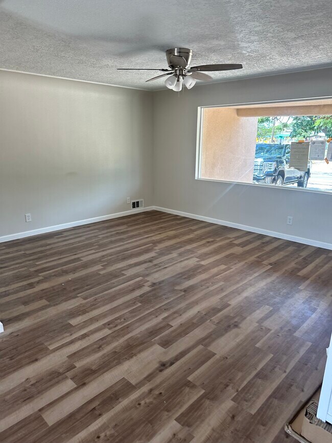 Foto del edificio - 11100 Snow Heights Blvd NE