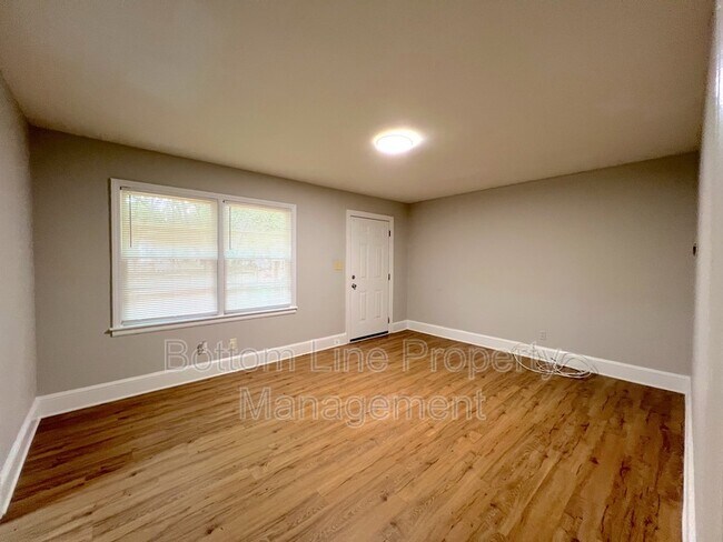 Photo - 2831 Parkway Ave Apartment