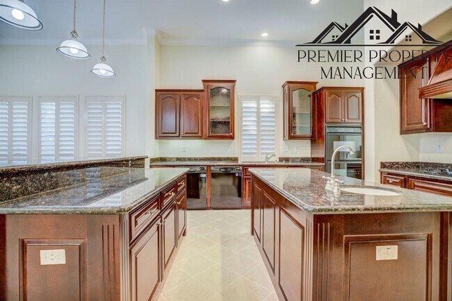 Foto del edificio - Exquisite LUXURY home  on 1/2 acre with POOL in Morgan Creek's gated community!