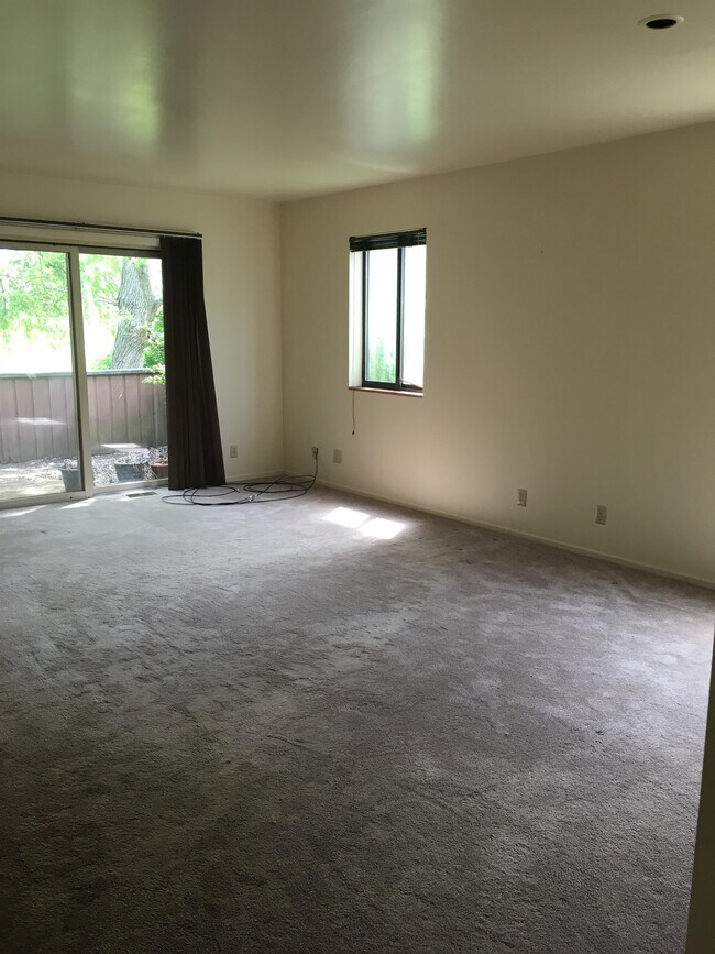 Foto del edificio - 12 Meadow Ln