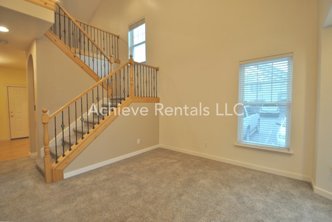 Building Photo - Charming End-Unit Townhome | Prime Location Near Parks, Shops & Dining