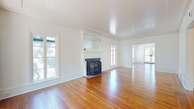 Building Photo - Stunning 4 Bedroom Home In Sought After Pi...