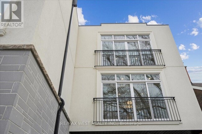 Photo du bâtiment - 115 Monarch Park Ave