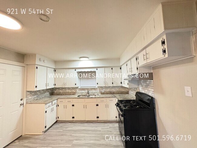 Building Photo - 921 W 54th St