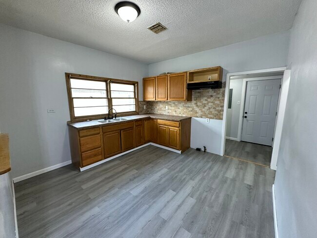 Foto del edificio - 523 E 3rd Ave