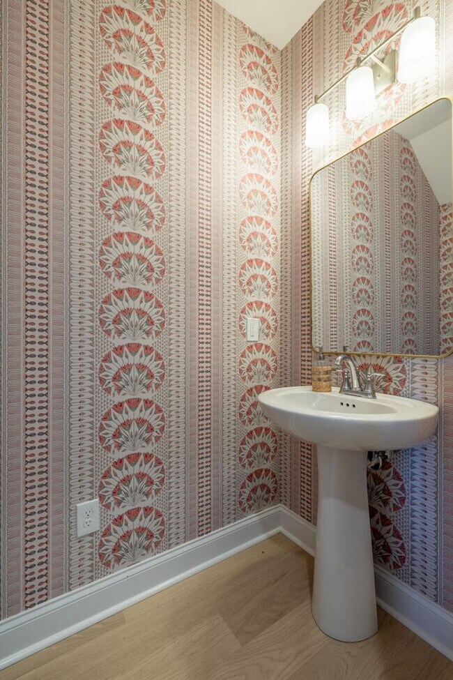 Foto del edificio - NEWLY RENOVATED + Washer and Dryer Included!