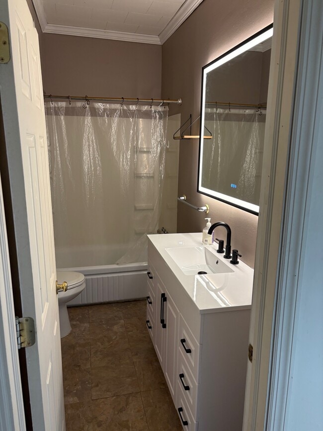 Bathroom 2nd Floor - 5107 Keystone St