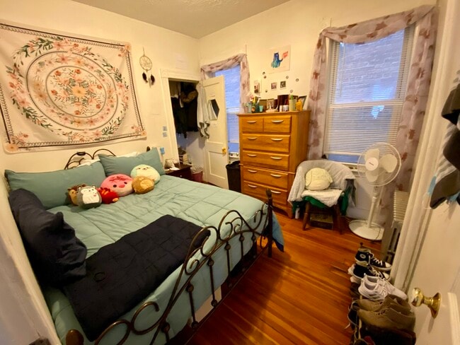 Building Photo - 162 Kelton St