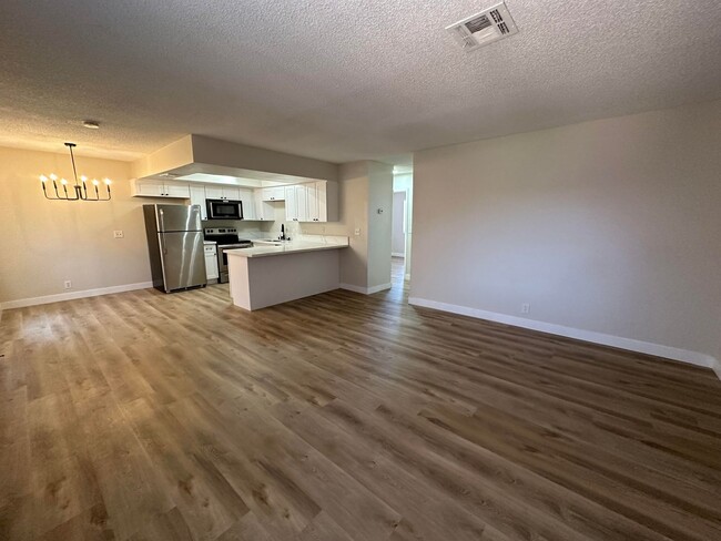 Building Photo - Updated 2 bedroom condo