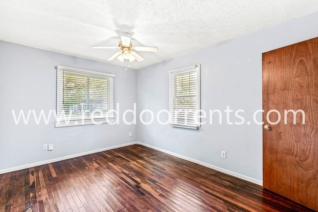 Building Photo - Check out this adorable and affordable 2 bedrooms/1 full bath home!
