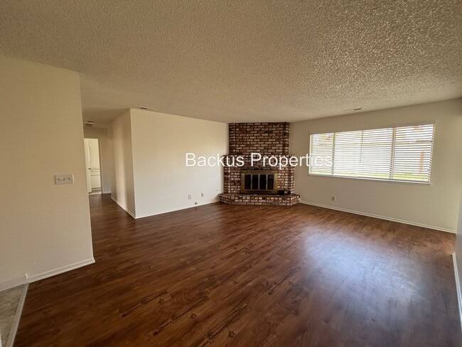 Foto del edificio - Spacious fenced yard - Three bedroom home ...