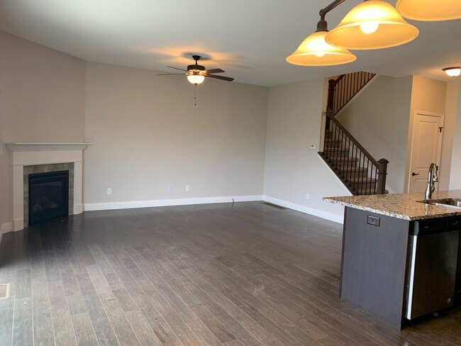 Building Photo - Luxurious 3 bedroom home