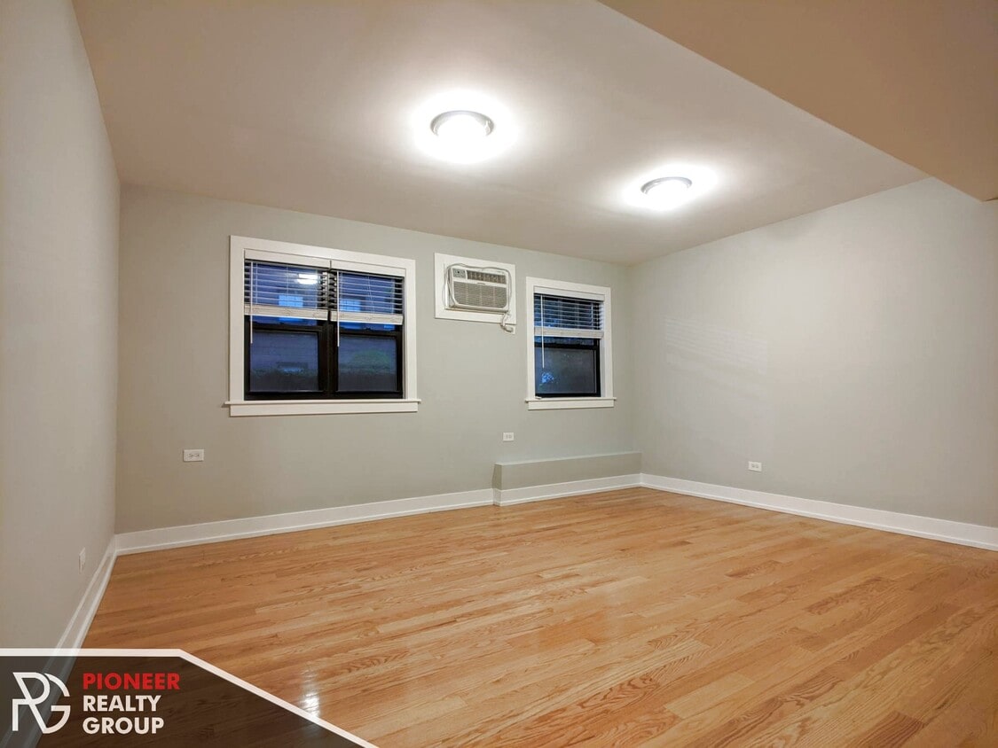 Primary Photo - 910 W George St