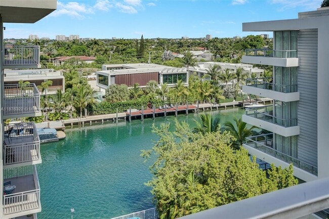 Building Photo - 9500 W Bay Harbor Dr